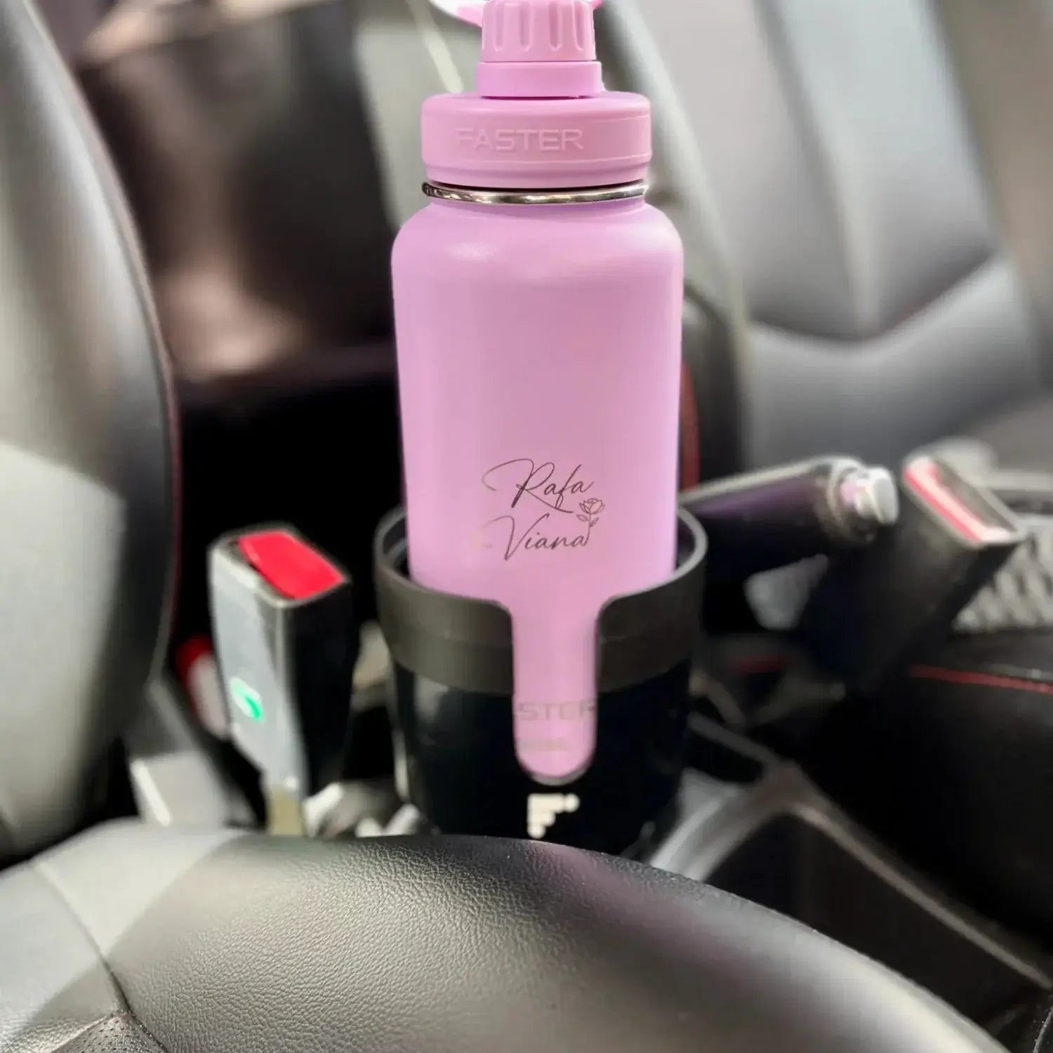Garrafa rosa em Car Cup Holder - Suporte para Carro em veículo, mostrando estabilidade e praticidade no porta-copos.