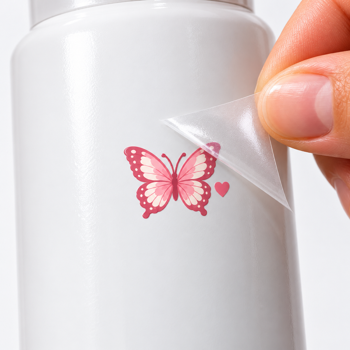 Rose Butterfly: detalhe do verniz protetor leve e da retirada da película de transferência UV DTF.