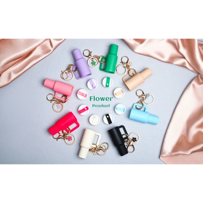 Chaveiro Copo Stanley Quencher em várias cores exibidos sobre tecido, com design miniatura, ideal para colecionadores.