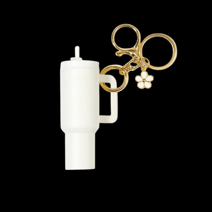 Chaveiro Copo Stanley Quencher em miniatura com design estiloso, mostrando charme e praticidade, disponível em várias cores.