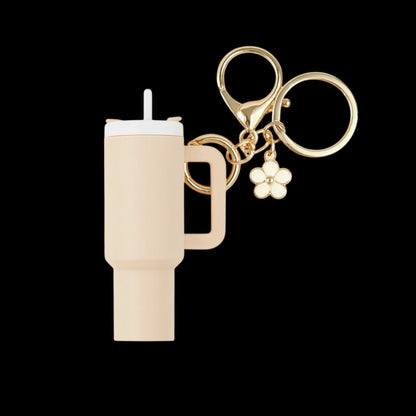 Chaveiro Copo Stanley Quencher em design original, acessório prático e divertido para fãs da marca, apresentado em cor exclusiva.