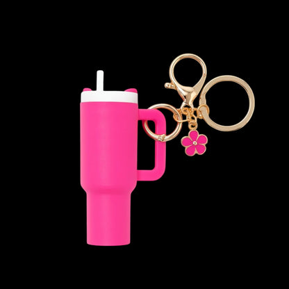 Chaveiro Copo Stanley Quencher rosa com design estiloso e divertido, combina funcionalidade e originalidade, perfeito para colecionar.