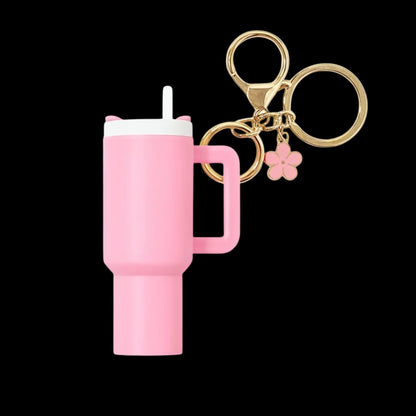 Chaveiro Copo Stanley Quencher rosa com design miniatura e chaveiro dourado, estilo charmoso e original para colecionar.