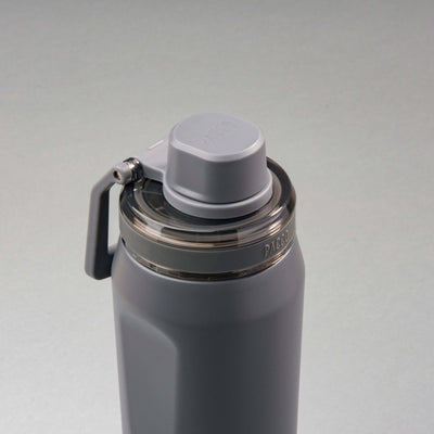 Garrafa Térmica PACCO Vyta 500ml em aço inox com isolamento a vácuo, ideal para manter líquidos na temperatura desejada por horas.