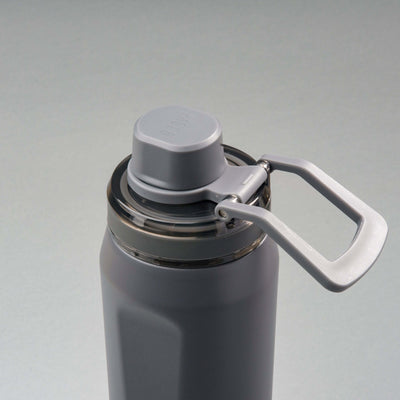 Garrafa Térmica PACCO Vyta 650ml em aço inoxidável com tampa destacada em design elegante e alça prática para transporte.