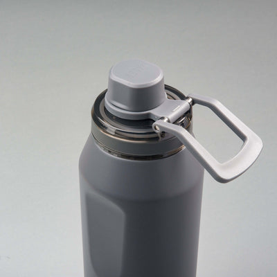 Garrafa Térmica PACCO Vyta 950ml com tampa de segurança e design sofisticado, 18/10 aço inox cirúrgico. Mantém bebidas frias ou quentes.