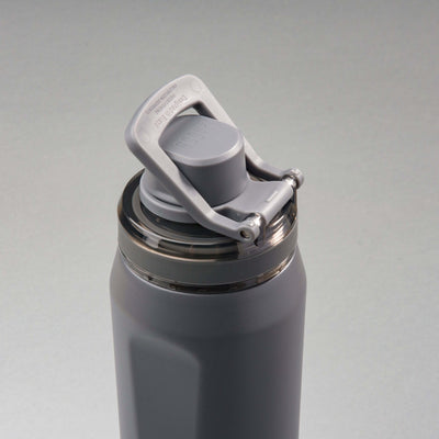 Garrafa Térmica PACCO Vyta 500ml com tampa cinza, design sofisticado e isolamento a vácuo dupla para eficiência térmica.