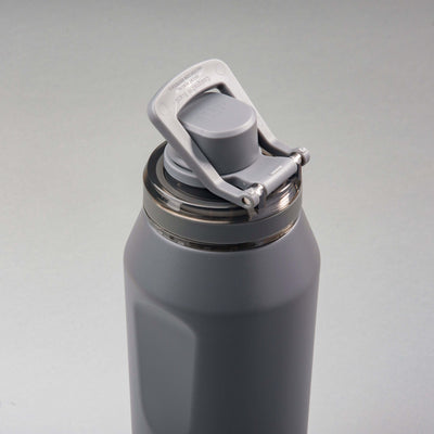 Garrafa Térmica PACCO Vyta 950ml com tampa abre-fácil e design sofisticado em aço inox 18/10, com isolamento térmico a vácuo.
