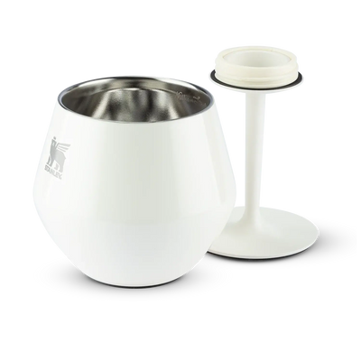 Taça Térmica Cocktail Glass Stanley 414ml branca com base elegante e isolamento a vácuo, ideal para coquetéis e drinques refrescantes.