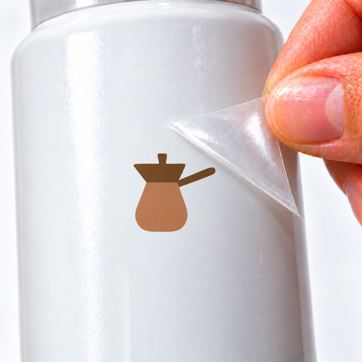 Cafeteira com tampa — sticker UV DTF individual com verniz — detalhe de aplicação