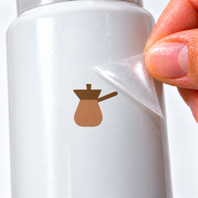 Cafeteira com tampa — sticker UV DTF individual com verniz — detalhe de aplicação