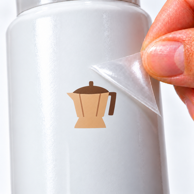 Cafeteira italiana — sticker UV DTF individual com verniz — detalhe de aplicação