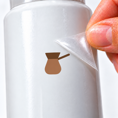 Cafeteira aberta — sticker UV DTF individual com verniz — detalhe de aplicação