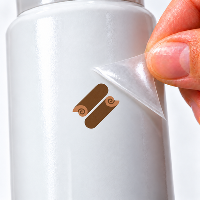 Canela — sticker UV DTF individual com verniz — detalhe de aplicação
