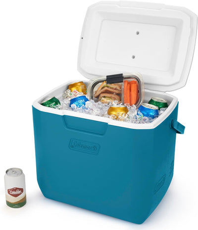 Coleman Chiller Cooler 30QT com bebidas e alimentos, ideal para praia, churrasco e camping, destacando eficiência térmica TempLock™.