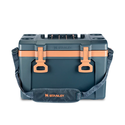 Cooler Térmico Stanley 23.7L com alça removível para aventuras, ideal para manter bebidas geladas por horas. Praticidade em qualquer ocasião.