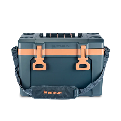 Cooler Térmico Stanley 23.7L com alça removível para aventuras, ideal para manter bebidas geladas por horas. Praticidade em qualquer ocasião.