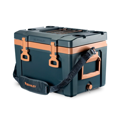 Cooler Térmico Stanley 23.7L com alça removível e isolamento térmico duplo, ideal para aventuras ao ar livre.