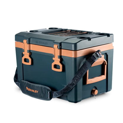 Cooler Térmico Stanley 23.7L com alça removível e isolamento térmico duplo, ideal para aventuras ao ar livre.