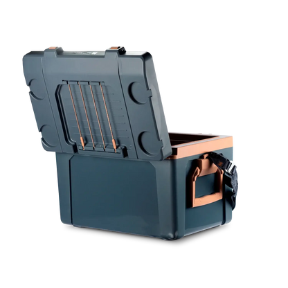 Cooler Térmico Stanley 23.7L azul com alça removível e tampa aberta, ideal para aventuras ao ar livre mantendo bebidas geladas.