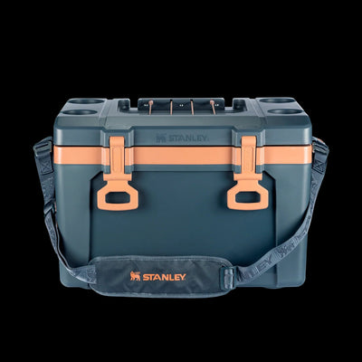 Cooler Térmico Stanley 23.7L com alça removível e isolamento de espuma para manter alimentos e bebidas gelados, ideal para aventuras.