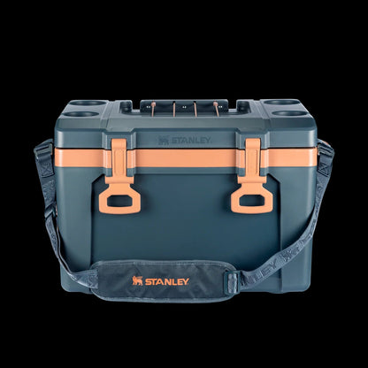 Cooler Térmico Stanley 23.7L com alça removível e isolamento de espuma para manter alimentos e bebidas gelados, ideal para aventuras.
