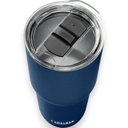 Copo Horizon Camelbak 850ml azul com tampa, mantém bebidas quentes por 8h e frias por 16h, visto de cima.