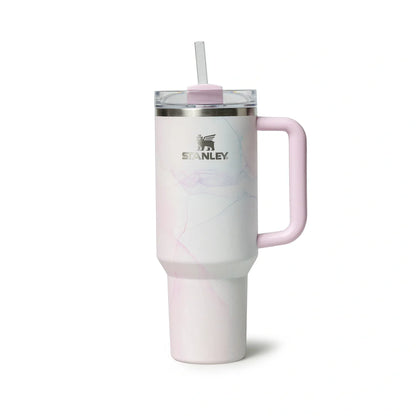 Copo Quencher Stanley 1,18L com alça ergonômica, tampa FlowState e design icônico, ideal para hidratação diária.