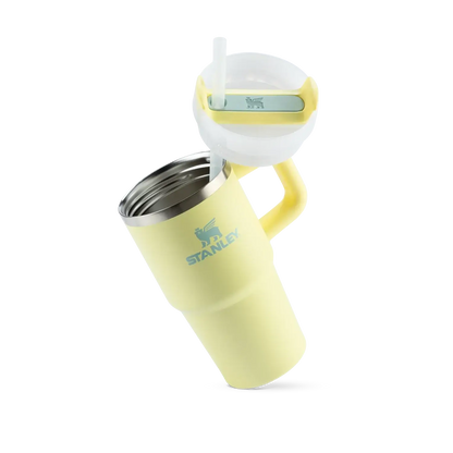 Copo Quencher com alça Stanley | 591ml, bebida fria e estilo com alça ergonômica e canudo reutilizável, cor amarela.