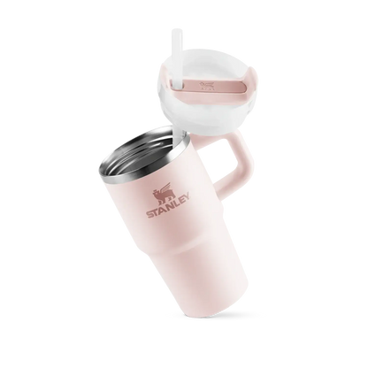 Copo Quencher com alça Stanley | 591ml rosa, com canudo reutilizável e alça ergonômica, ideal para hidratação prática e elegante.