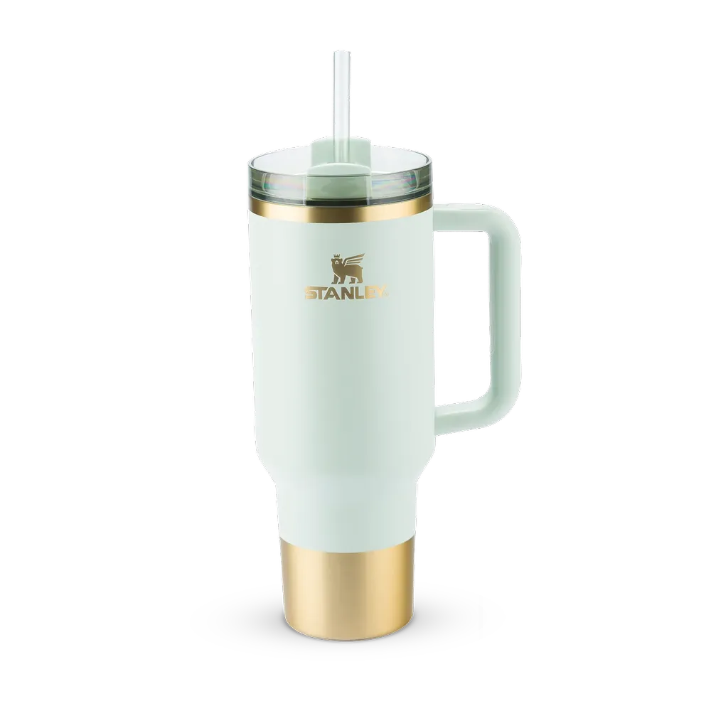 Copo Quencher Stanley 1,18L com design icônico, alça ergonômica e tampa FlowState para hidratação prática e estilosa.