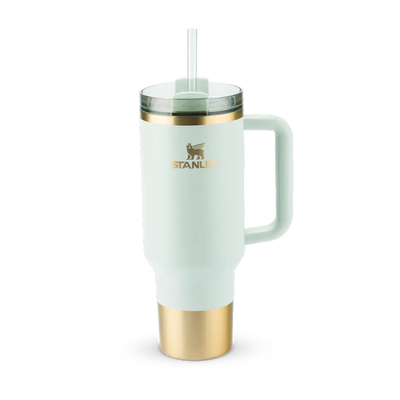 Copo Quencher Stanley 1,18L com design icônico, alça ergonômica e tampa FlowState para hidratação prática e estilosa.