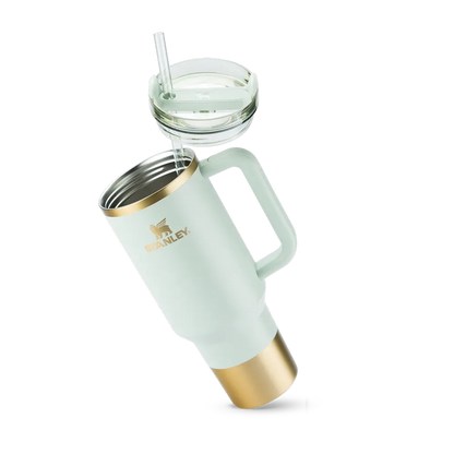 Copo Quencher Stanley 1,18L em verde com tampa e canudo, design icônico e alça ergonômica, ideal para hidratação no dia a dia.