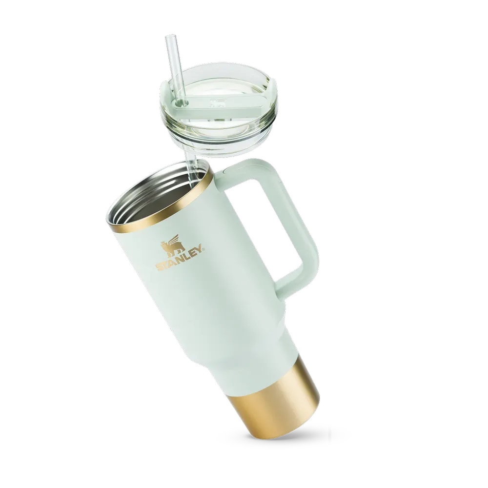 Copo Quencher Stanley 1,18L verde com alça e tampa FlowState de três modos, ideal para hidratação diária.