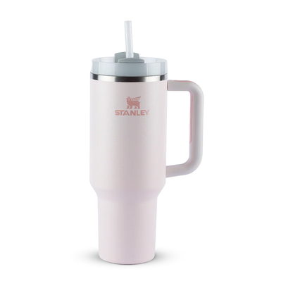 Copo Quencher Stanley 1,18L em rosa, com alça ergonômica e tampa FlowState, ideal para hidratação em casa, academia e viagens.