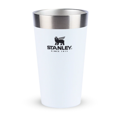 Copo Térmico de Cerveja Stanley - 473ml em fundo branco, destaca isolamento duplo para manter bebidas frias por até 4 horas.