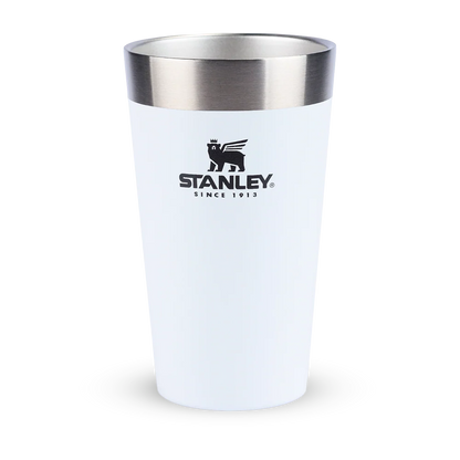 Copo Térmico de Cerveja Stanley - 473ml em fundo branco, destaca isolamento duplo para manter bebidas frias por até 4 horas.