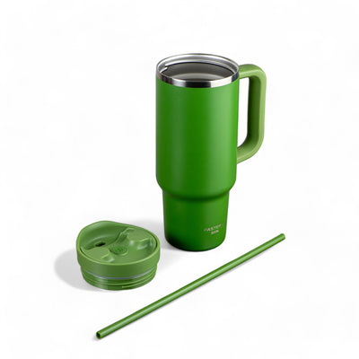 Copo Térmico King Faster 800 ml verde com tampa e canudo, ideal para manter bebidas quentes ou frias, com design moderno e prático.