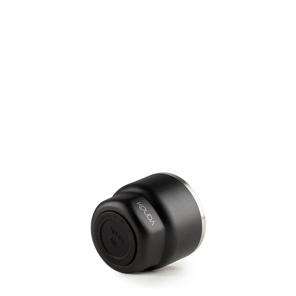 Copo Térmico Kouda Egeu 150ml em preto, ideal para espresso, destacando praticidade e alta conservação térmica para pequenas porções.