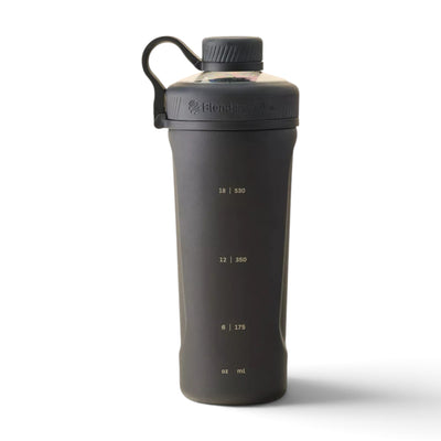 Coqueteleira Blender Bottle Radian 770 ml Black, vista frontal com tampa fechada, foto 8 de 21