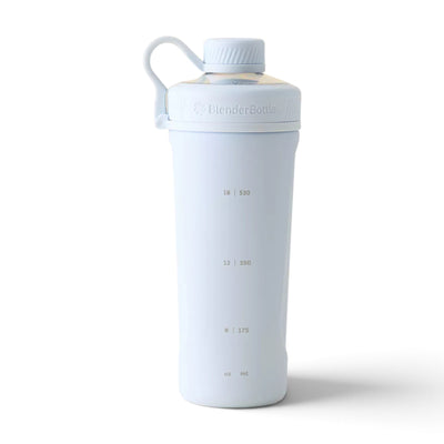 Coqueteleira Blender Bottle Radian 770 ml Azul Artico, vista frontal com tampa fechada, foto 3 de 21