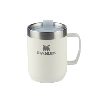 Caneca Camp Mug Stanley 236ml com isolamento a vácuo, mantendo bebidas quentes ou frias por até 10 horas. Estilo e durabilidade.