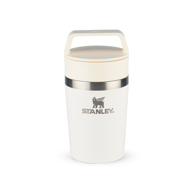 Mug Térmica Café Go  | 236ml branca com design compacto e ergonômico, ideal para bebidas quentes. Fabricada pela Stanley.
