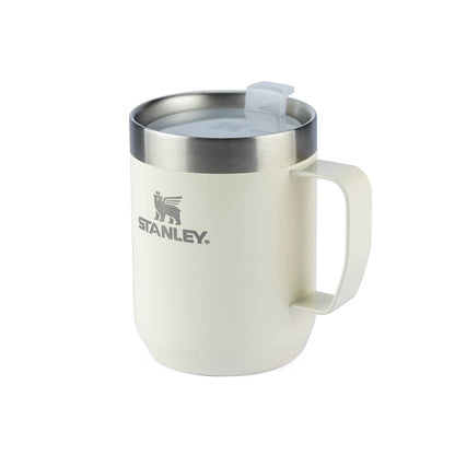 Caneca Camp Mug Stanley 236ml branca com tampa, isolamento a vácuo, ideal para bebidas quentes e frias, estilo e durabilidade.