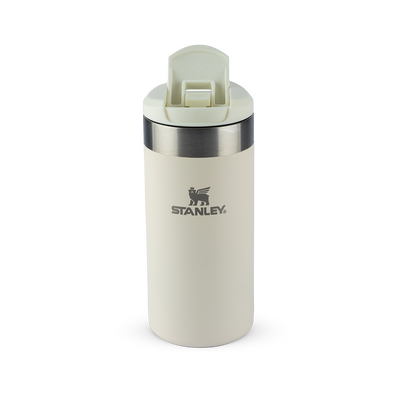Garrafa Térmica Aerolight Transit | 354ml branca com design compacto e tampa prática para isolamento térmico superior por Stanley.