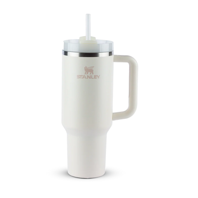 Copo Quencher Stanley 1,18L branco com alça ergonômica, ideal para hidratação com estilo e eficiência em aço inox 18/8 reciclado.