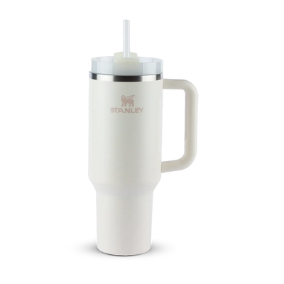 Copo Quencher Stanley 1,18L em branco, com design icônico e alça ergonômica, ideal para hidratação diária em qualquer momento.