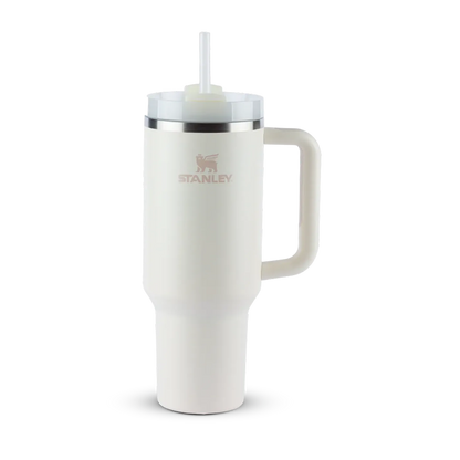 Copo Quencher Stanley 1,18L em branco, com design icônico e alça ergonômica, ideal para hidratação diária em qualquer momento.