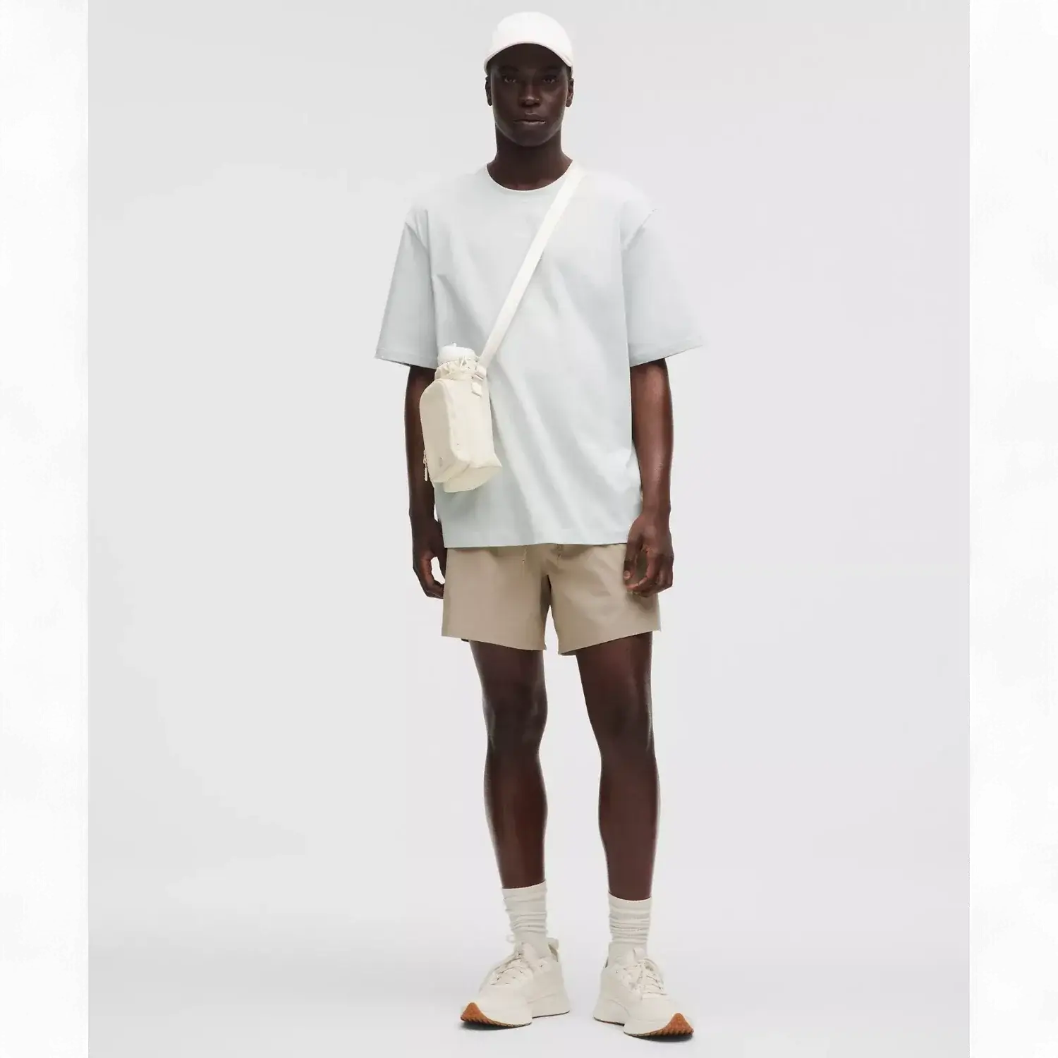 Bolsa para Garrafa Térmica - Cross Bottle Lululemon no modelo com outfit casual e despojado, ideal para atividades urbanas.