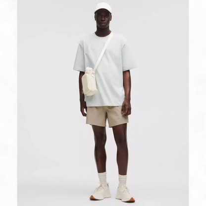 Bolsa para Garrafa Térmica - Cross Bottle Lululemon no modelo com outfit casual e despojado, ideal para atividades urbanas.